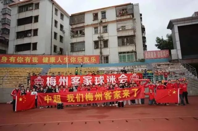 落入继母丝袜圈套成为她的泄欲工具