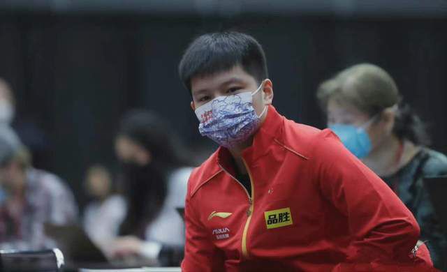 偷看她的小蜻蜓