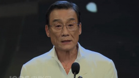 他扒开内裤把舌头进去